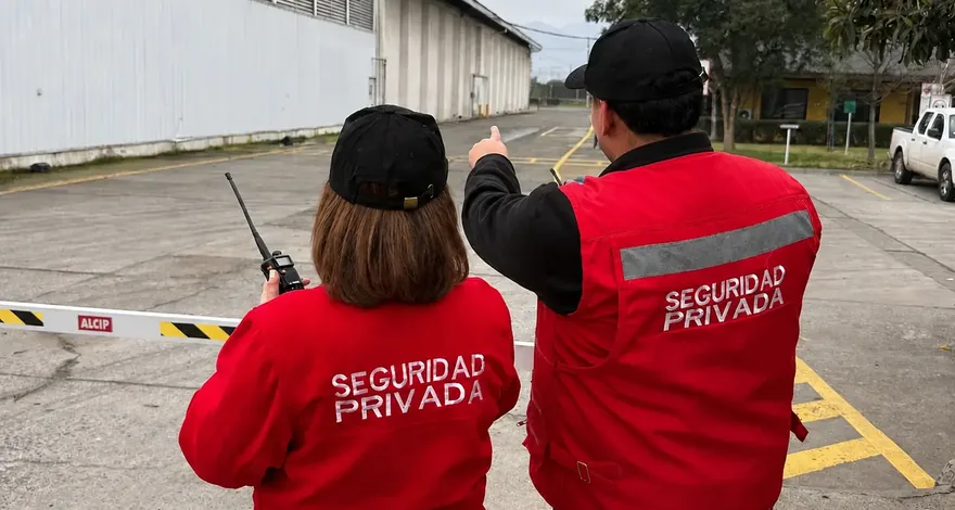 Dos guardias de DMI Seguridad en ronda perimetral con radio