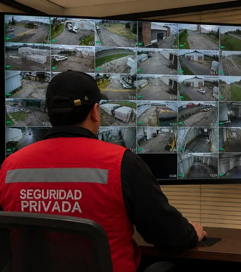 Operador de DMI Seguridad supervisando el muro de cámaras del recinto