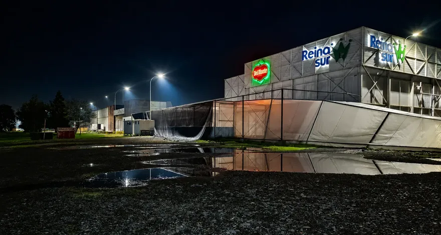 Planta agroindustrial iluminada durante el turno de noche